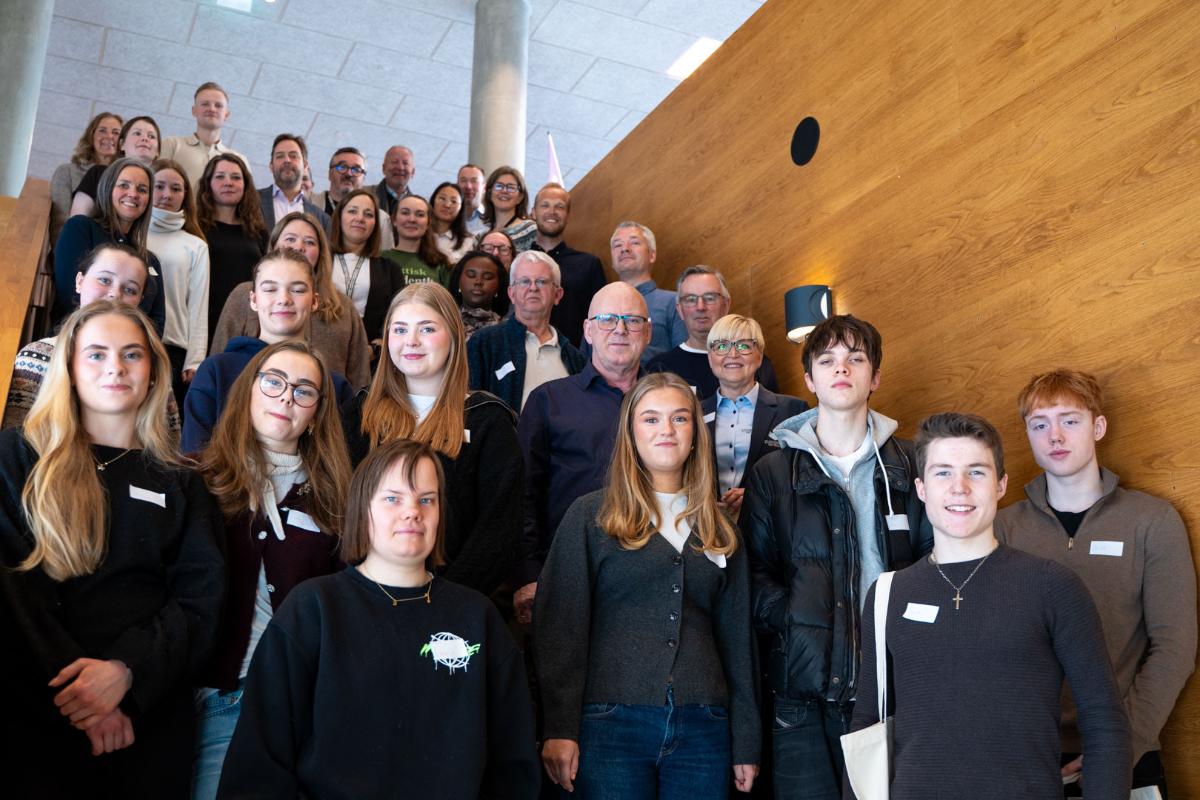 260324_ILPs inspirasjonsdag-02786.jpg Gruppebilde av elever og lærere i trappa på ILP, UiT i Tromsø.